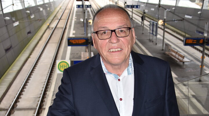 Wolfgang Rausch steht am Hauptbahnhof in Kassel
